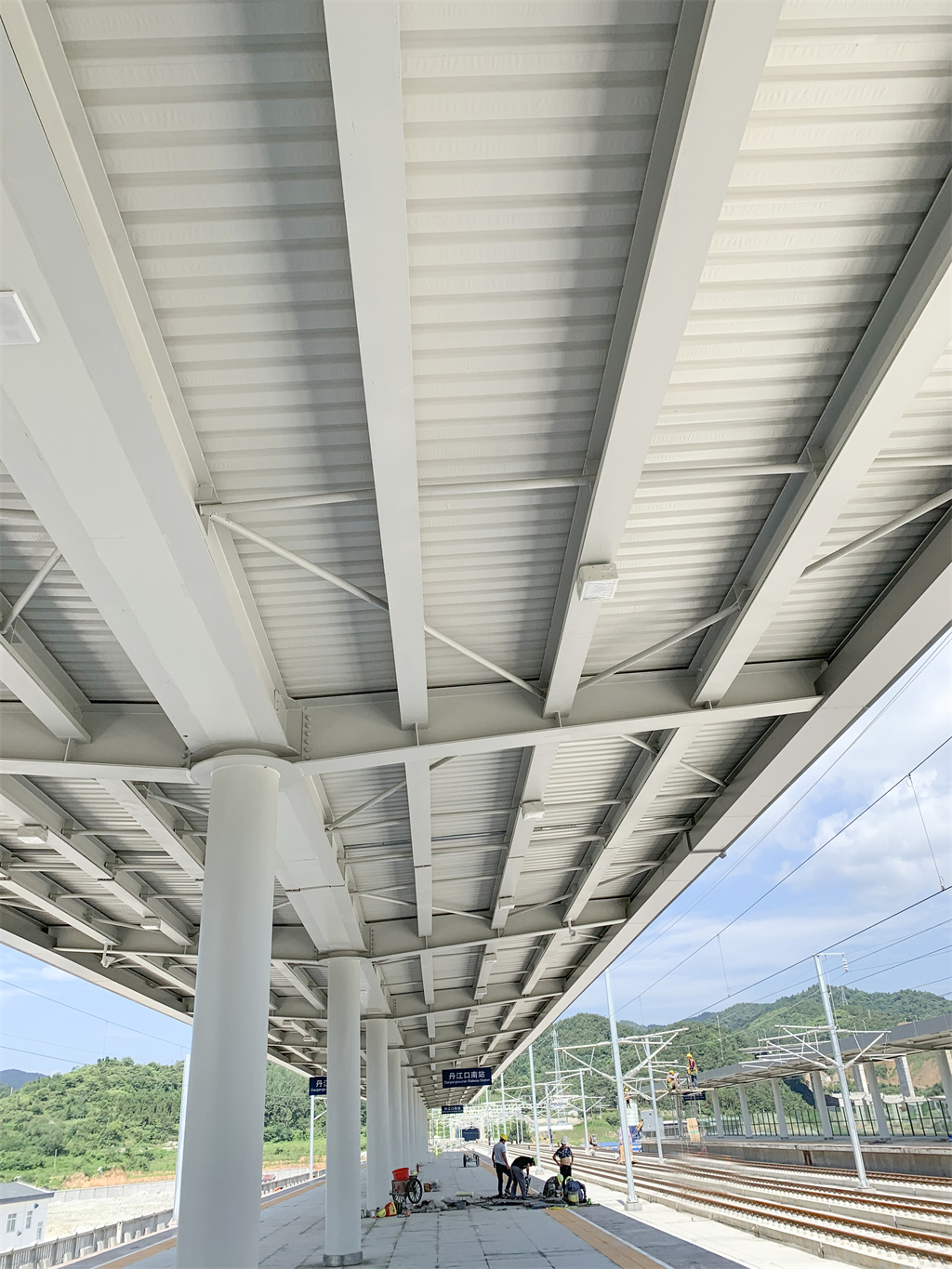 湖北丹江口站站台雨棚工程案例
